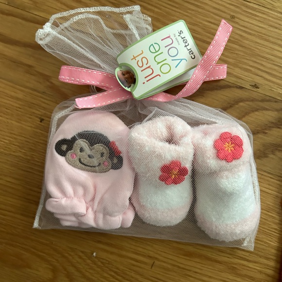 3 New Baby Girl Items, onesies, pants, shoes, hand mitts all go together 3months - Picture 7 of 8